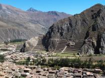 A cidade atual e as antigas ruínas de Ollantaytambo, no Valle Sagrado, perto de Cusco, no Peru